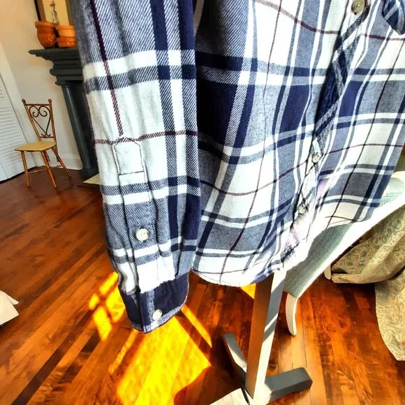 100% cotton Wilfred Free (Aritzia) Plaid Button-Up Shirt, Oversized for XS - Picture 4 of 6